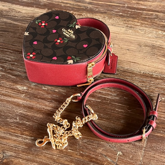 COACH HEART CROSSBODY SIGNATURE CANVAS HEART PETAL PRINT NWOT - Picture 6 of 9